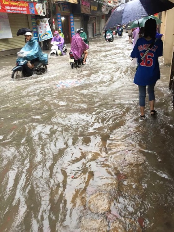 Hà Nội ngập lụt vì mưa, thủy điện Hòa Bình mở liên tiếp thêm 2 cửa xả ảnh 1