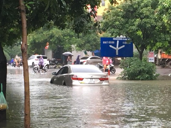 Hà Nội ngập lụt vì mưa, thủy điện Hòa Bình mở liên tiếp thêm 2 cửa xả ảnh 3