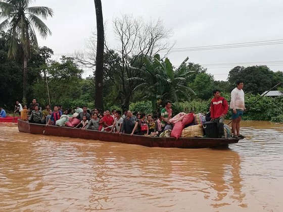 Quân đội Việt Nam đưa hàng trăm chiến sĩ sang hỗ trợ Lào để cứu hộ cứu nạn ảnh 1