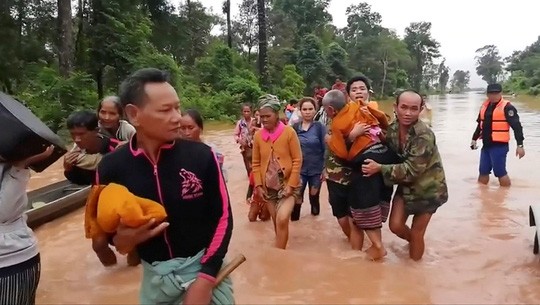 Quân đội Việt Nam đưa hàng trăm chiến sĩ sang hỗ trợ Lào để cứu hộ cứu nạn ảnh 4