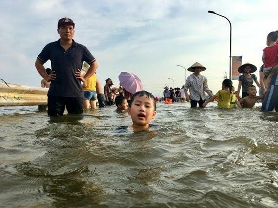 Hà Nội xuất hiện “con đường trên biển nước” ảnh 4