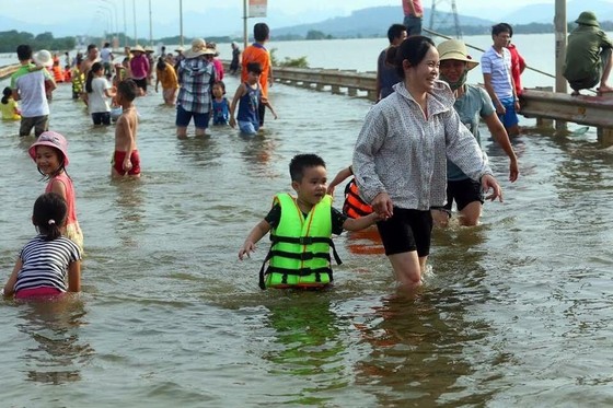 Hà Nội xuất hiện “con đường trên biển nước” ảnh 5