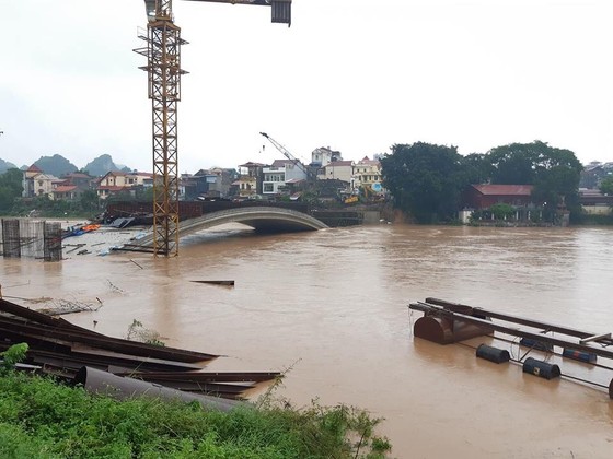 Cầu Kỳ Lừa chìm trong nước lũ sông Kỳ Cùng ảnh 3