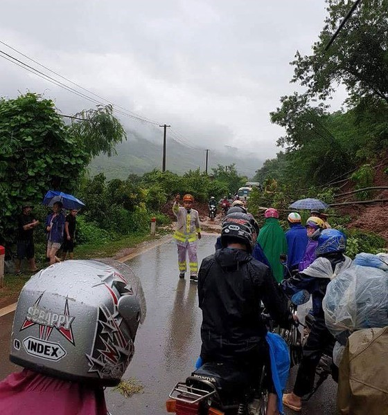 Mưa suốt từ đêm 29 đến chiều 30-8, Quốc lộ 6 thành "sông" ảnh 2