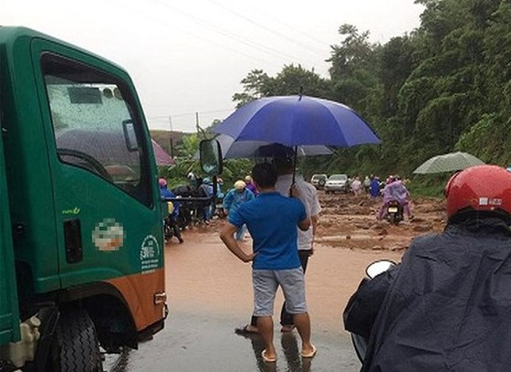 Mưa suốt từ đêm 29 đến chiều 30-8, Quốc lộ 6 thành "sông" ảnh 3