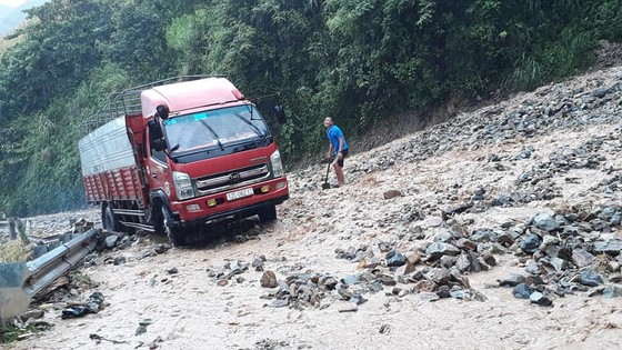 Hàng trăm người “chôn chân” trên đèo Chẹn ảnh 3