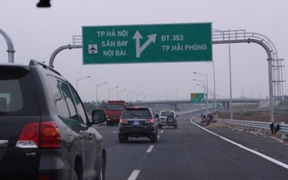Xe biển trắng đua nhau dùng biển “xe hộ đê” để qua các trạm thu phí ảnh 1