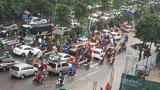 Hà Nội ngập và tắc đường vì... không khí lạnh về đột ngột ảnh 2