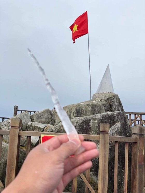 Mới chớm tháng 11, đỉnh Fansipan đã có băng giá ảnh 2