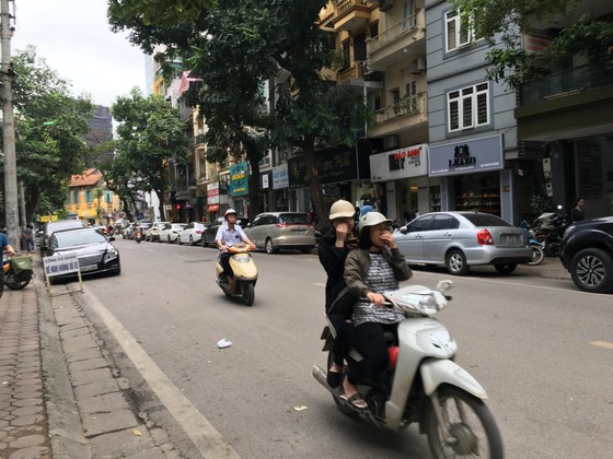 Người Hà Nội co ro trong cái lạnh giữa mùa hè ảnh 1