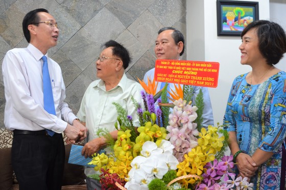 Lãnh đạo TPHCM thăm và chúc mừng nhà giáo lão thành ảnh 1