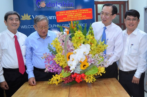 Lãnh đạo TPHCM thăm và chúc mừng nhà giáo lão thành ảnh 2