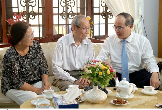 Bí thư Thành ủy TPHCM Nguyễn Thiện Nhân thăm và chúc mừng các nhà giáo tiêu biểu ảnh 1