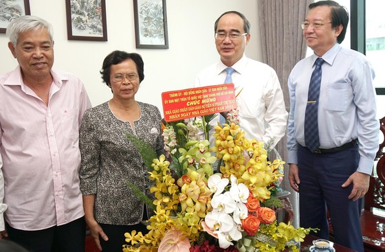 Bí thư Thành ủy TPHCM Nguyễn Thiện Nhân thăm và chúc mừng các nhà giáo tiêu biểu ảnh 2