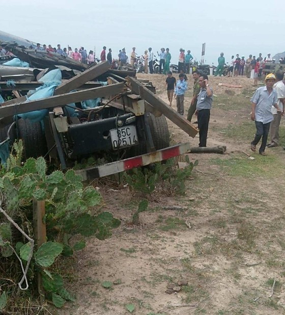 Tàu hỏa tông xe chở muối, đường sắt Bắc – Nam tê liệt ảnh 2