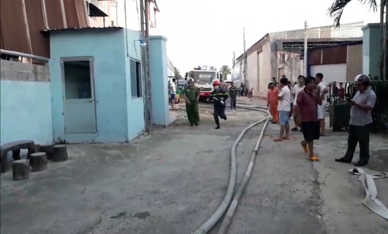 Hỏa hoạn thiêu rụi hàng trăm tấn thanh long ảnh 2
