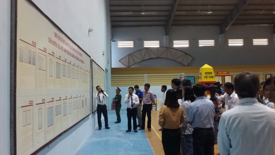 Triển lãm bản đồ và trưng bày tư liệu về Hoàng Sa, Trường Sa tại Bình Thuận ảnh 2