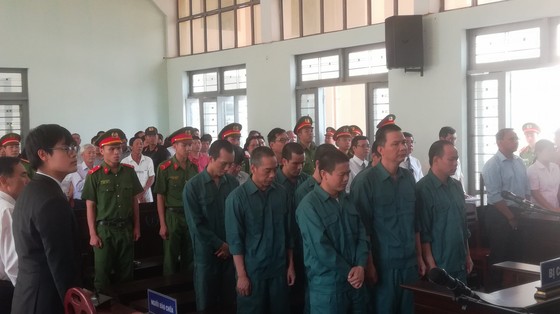 12 bị cáo trong vụ buôn lậu xăng dầu lớn nhất từ trước đến nay lãnh án ảnh 3