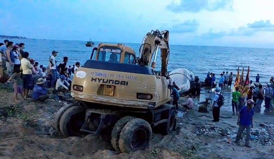 Chưa thể đưa cá ông khổng lồ "lụy" trên biển đi mai táng ảnh 2