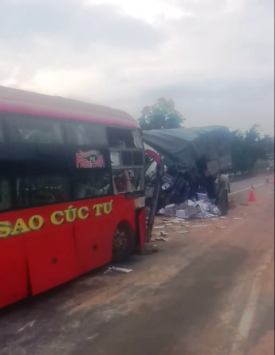 Xe khách và xe tải tông trực diện, 2 tài xế tử vong ảnh 1