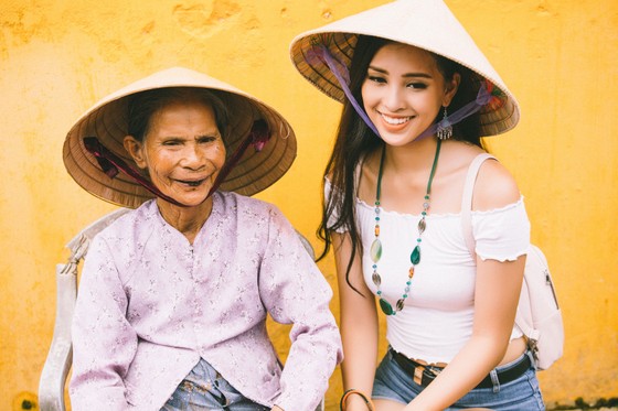 Hoa hậu Trần Tiểu Vy: Mang hơi ấm từ ngọn lửa nhỏ ảnh 4
