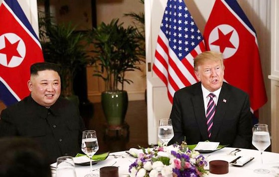 Tổng thống Donald Trump và Chủ tịch Kim Jong-un bắt tay tại Hà Nội ảnh 5