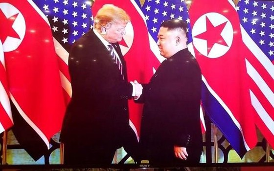 Tổng thống Donald Trump và Chủ tịch Kim Jong-un bắt tay tại Hà Nội ảnh 1
