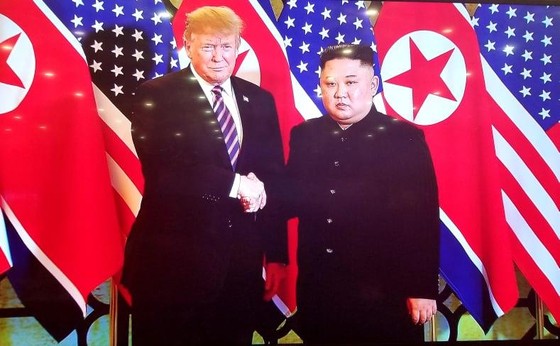 Tổng thống Donald Trump và Chủ tịch Kim Jong-un bắt tay tại Hà Nội ảnh 3