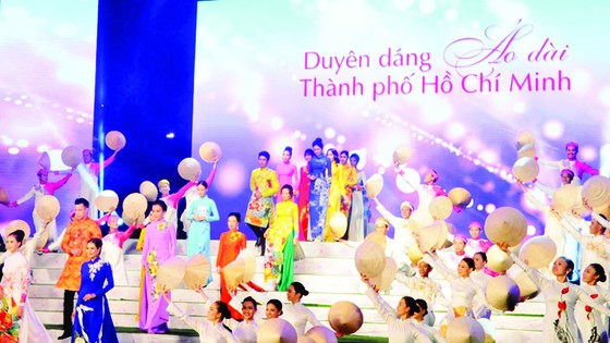 Khai mạc Lễ hội Áo dài TPHCM lần thứ 5: Tấp nập người dân, du khách thưởng lãm ảnh 1