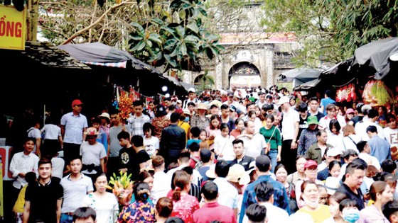 “Biển người” trẩy hội đầu xuân ảnh 1