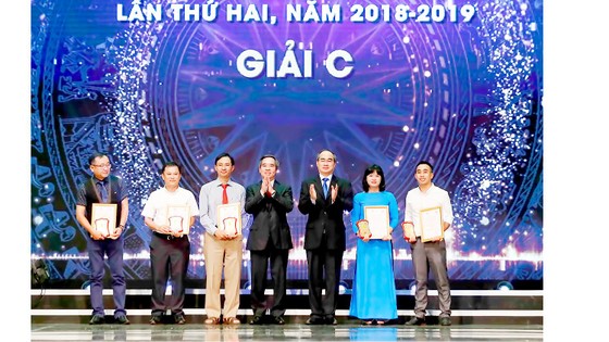 Báo chí có vai trò lớn trong phát hiện, đấu tranh phòng chống tham nhũng ảnh 1