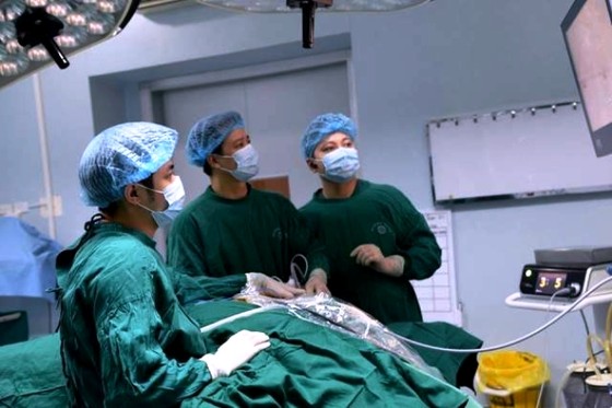 Ứng dụng thành công phương pháp phẫu thuật nội soi tuyến giáp một lỗ ảnh 1