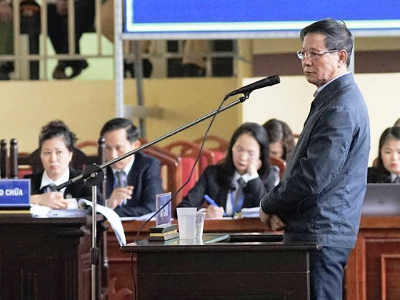 Ông Phan Văn Vĩnh bật khóc khi thân phận là bị cáo ảnh 2