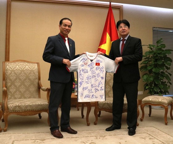 Bóng và áo có chữ ký cầu thủ Việt Nam tặng Thủ tướng sẽ được đấu giá giúp nạn nhân da cam ảnh 1