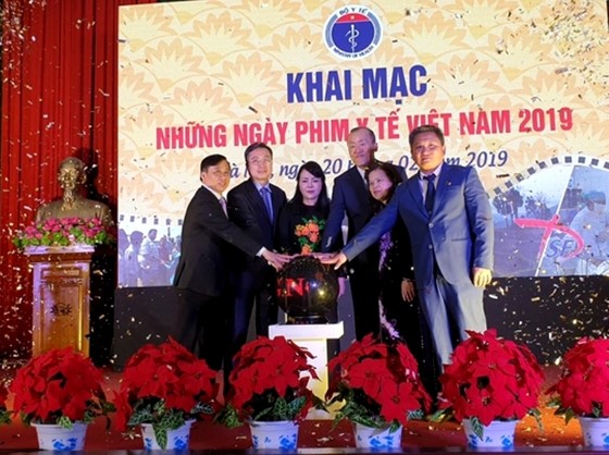 Bộ trưởng Bộ Y tế tập thể dục trong khai mạc Những ngày phim y tế Việt Nam 2019 ảnh 1