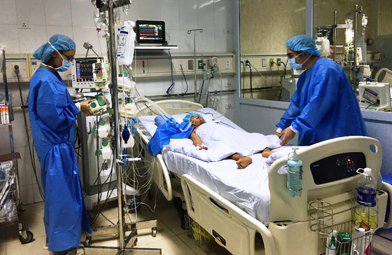 Lần đầu tiên chia đôi lá gan được hiến cứu sống một trẻ em, một người lớn ảnh 1
