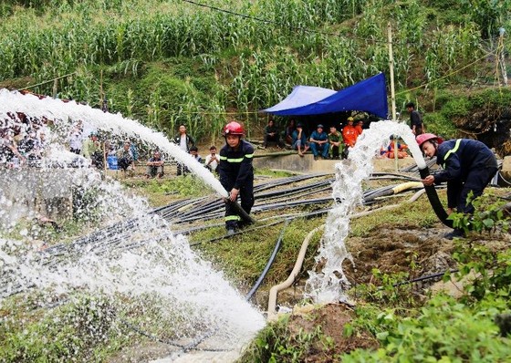 Chạy đua với thời gian để giải cứu người đàn ông mắc kẹt dưới hang Vàng ảnh 1