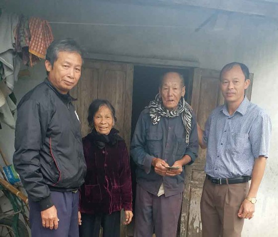 Trao tiền giúp nhiều bệnh nhân nghèo miền Trung ảnh 1