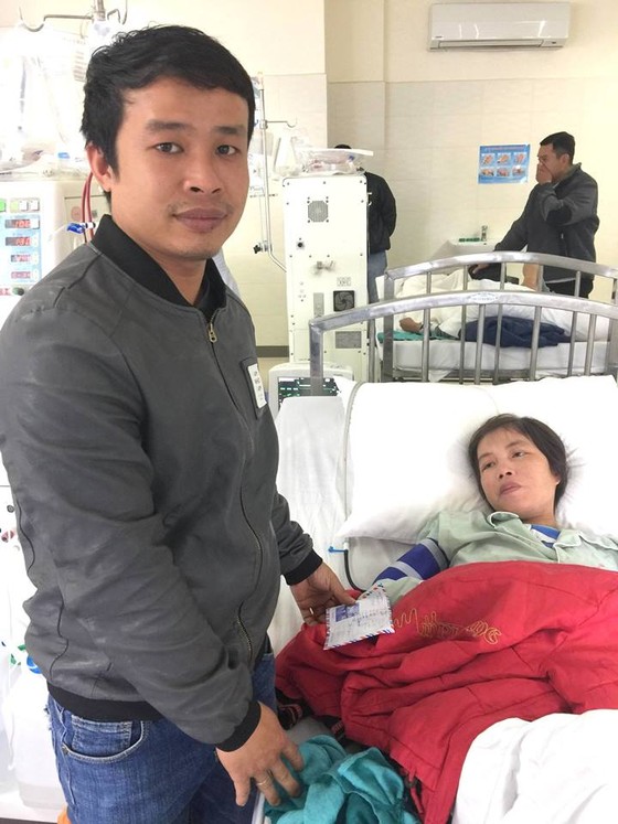 Trao tiền giúp nhiều bệnh nhân nghèo miền Trung ảnh 2