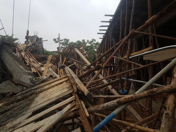 Sập giàn giáo thi công cây xăng dầu tại Huế khiến nhiều người bị thương ảnh 6