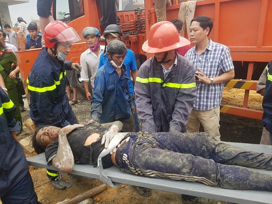 Sập giàn giáo thi công cây xăng dầu tại Huế khiến nhiều người bị thương ảnh 4
