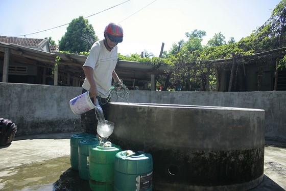 Người dân miền Trung vật vã trong nắng nóng ảnh 10