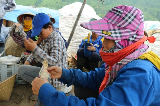 Người dân miền Trung vật vã trong nắng nóng ảnh 17