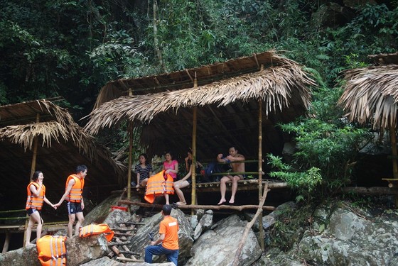 Nắng nóng trên 40°C, sinh hoạt người dân miền Trung đảo lộn ảnh 6
