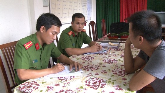 Bắt ô tô chở 45 bình khí gây cười và nhiều hàng hóa không rõ nguồn gốc ảnh 3