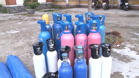 Bắt ô tô chở 45 bình khí gây cười và nhiều hàng hóa không rõ nguồn gốc ảnh 1