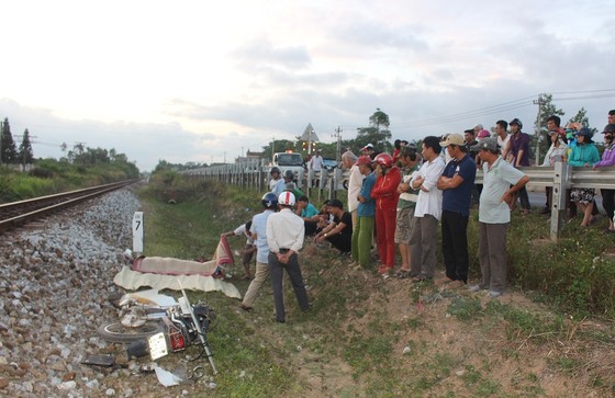 Một người đàn ông bị tàu AH2 tông văng hơn 20m ảnh 1