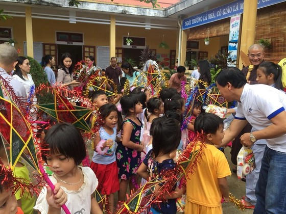 Nhiều phần quà cho học sinh nghèo nhân dịp tết Trung thu ảnh 1