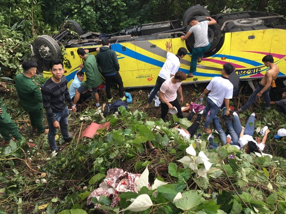 Xe khách chở 26 người rơi xuống vực đèo Hải Vân, đã có 1 người tử vong ảnh 13