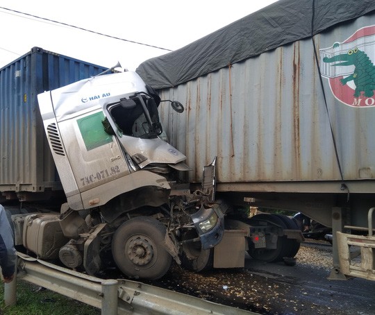 Container húc nhau trên QL 9 khiến 2 tài xế thương vong ảnh 1